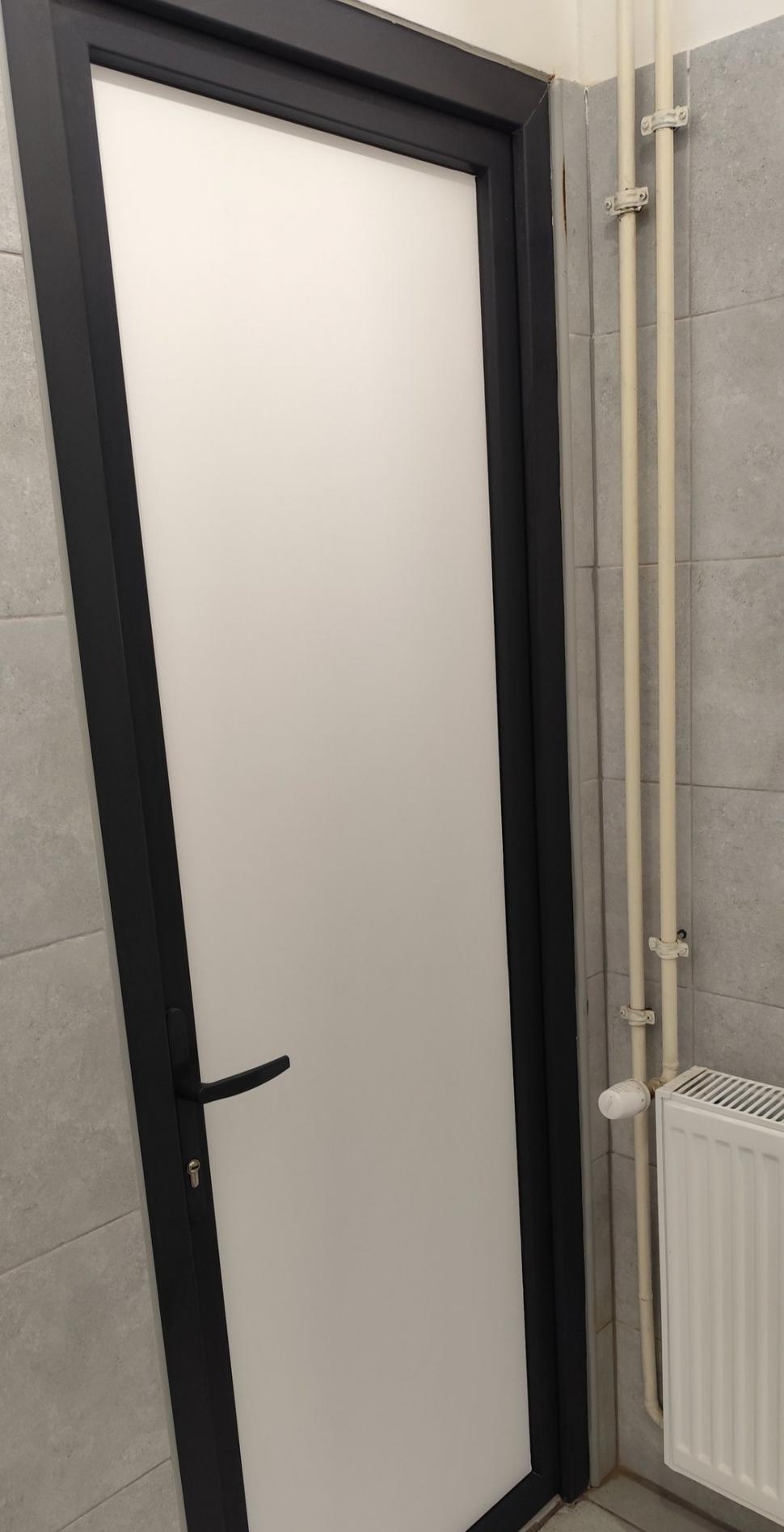 La Pașcani, Primăria a făcut pentru oameni o toaletă publică cu geamuri transparente. Abia după recepție s-au pus folii 992902