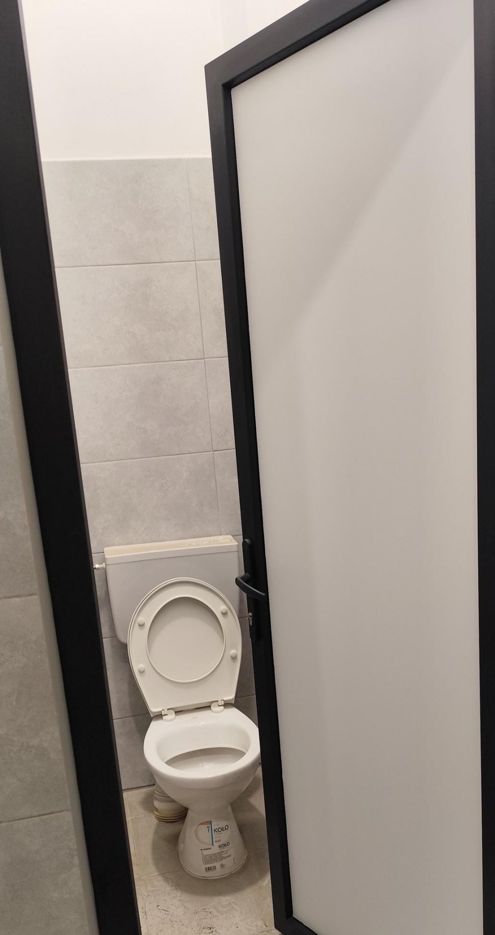 La Pașcani, Primăria a făcut pentru oameni o toaletă publică cu geamuri transparente. Abia după recepție s-au pus folii 992903