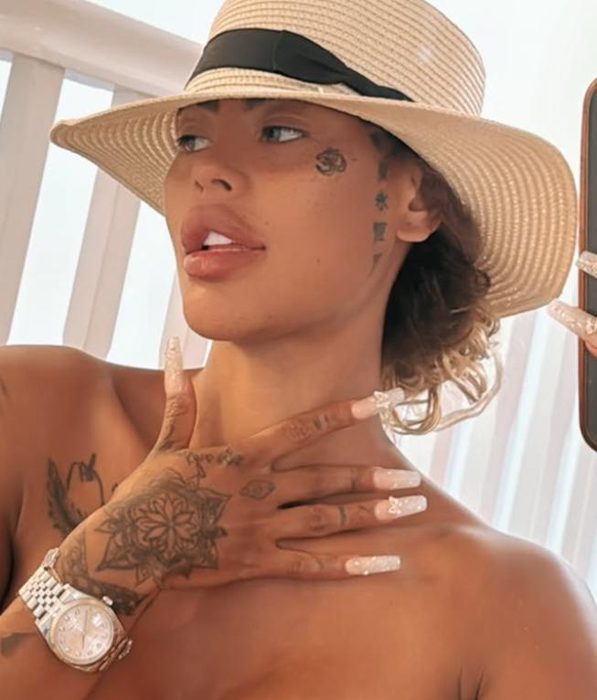 O femeie a povestit cum i-au căzut implanturile la fesieri la sala de sport și cât a cheltuit pentru intervenții de corecție 992773