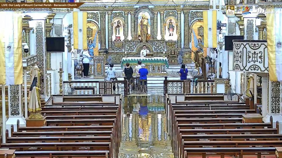 Scene ireale într-o țară care nu mai scapă de inundații. Oamenii se căsătoresc și fac înmormântări în biserici înghițite de ape 992798