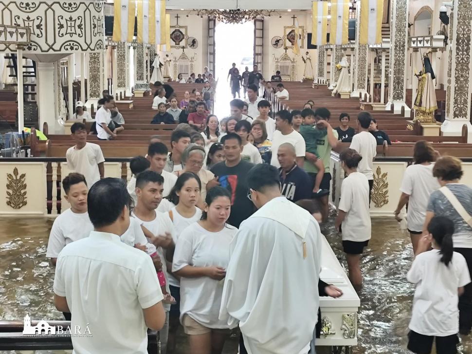 Scene ireale într-o țară care nu mai scapă de inundații. Oamenii se căsătoresc și fac înmormântări în biserici înghițite de ape 992801