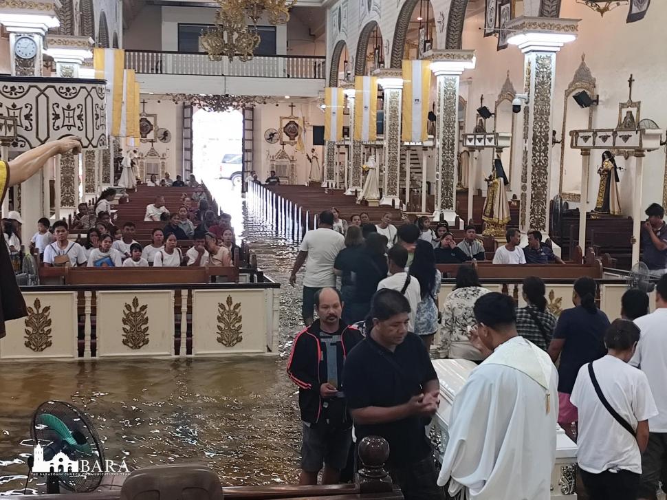 Scene ireale într-o țară care nu mai scapă de inundații. Oamenii se căsătoresc și fac înmormântări în biserici înghițite de ape 992802