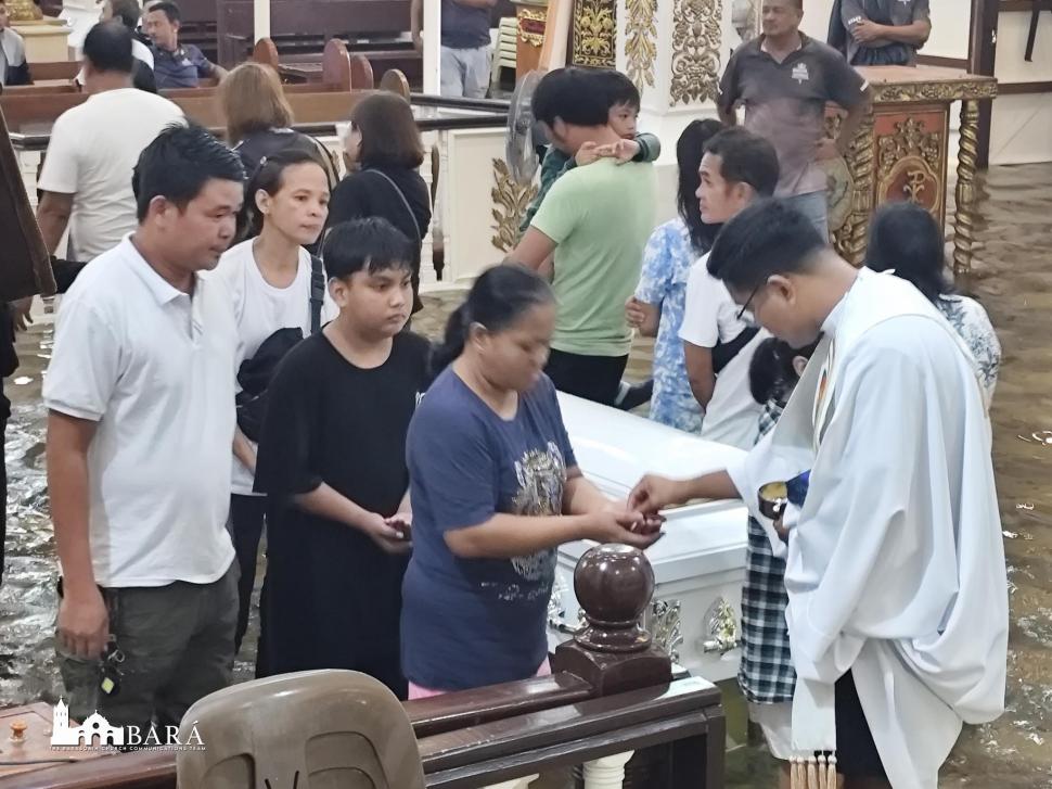 Scene ireale într-o țară care nu mai scapă de inundații. Oamenii se căsătoresc și fac înmormântări în biserici înghițite de ape 992803