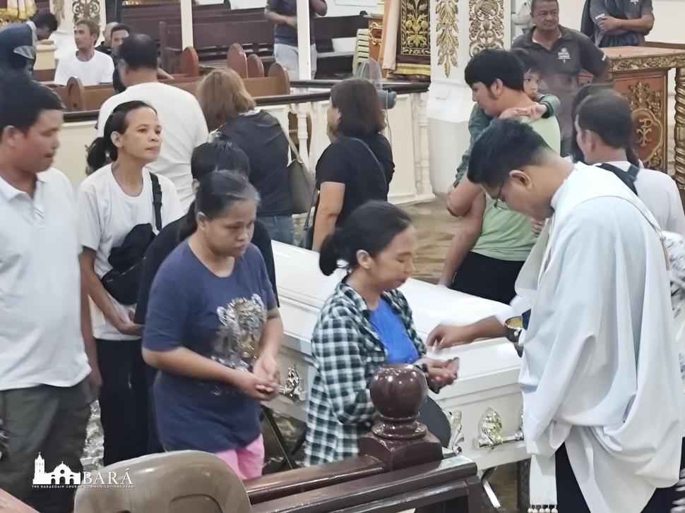 Scene ireale într-o țară care nu mai scapă de inundații. Oamenii se căsătoresc și fac înmormântări în biserici înghițite de ape 992804