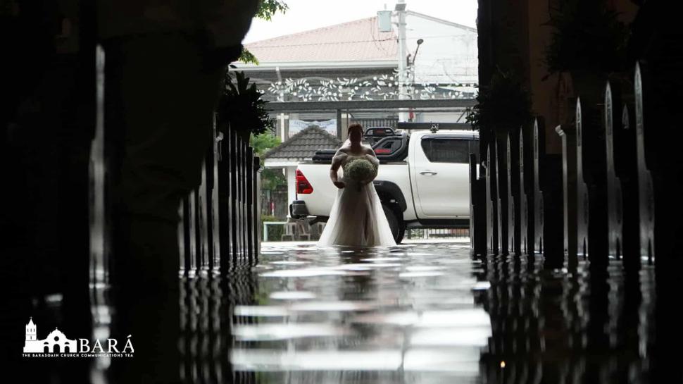 Scene ireale într-o țară care nu mai scapă de inundații. Oamenii se căsătoresc și fac înmormântări în biserici înghițite de ape 992805