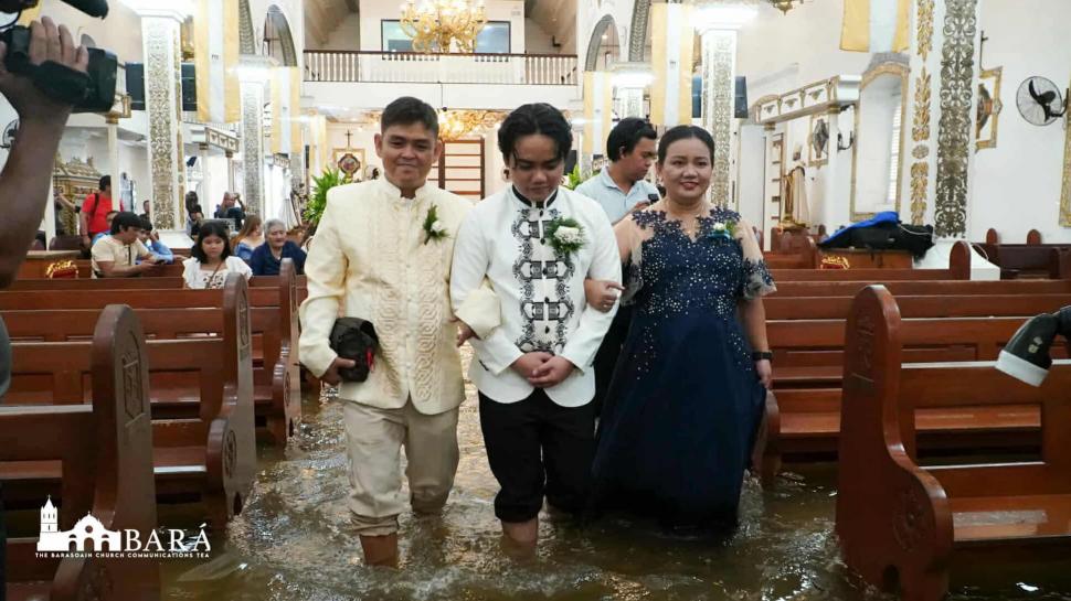 Scene ireale într-o țară care nu mai scapă de inundații. Oamenii se căsătoresc și fac înmormântări în biserici înghițite de ape 992806