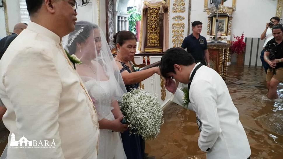 Scene ireale într-o țară care nu mai scapă de inundații. Oamenii se căsătoresc și fac înmormântări în biserici înghițite de ape 992809