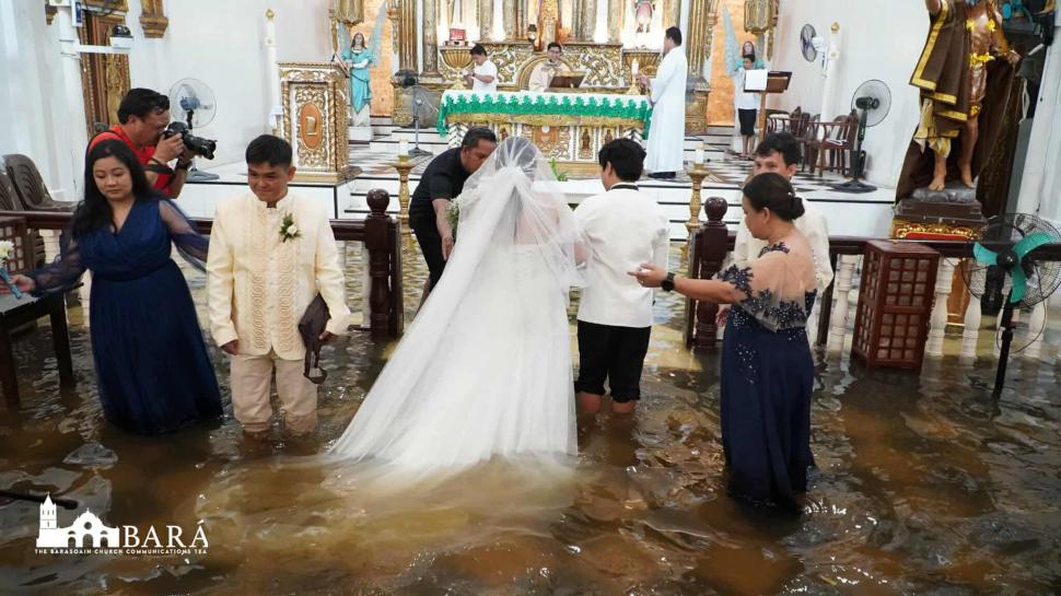 Scene ireale într-o țară care nu mai scapă de inundații. Oamenii se căsătoresc și fac înmormântări în biserici înghițite de ape 992811