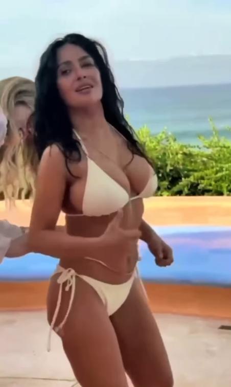 Imagini senzaționale cu Salma Hayek care sărbătorește dansând în bikini. Actrița are 58 de ani 993156