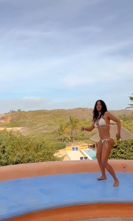 Imagini senzaționale cu Salma Hayek care sărbătorește dansând în bikini. Actrița are 58 de ani 993157