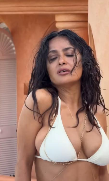 Imagini senzaționale cu Salma Hayek care sărbătorește dansând în bikini. Actrița are 58 de ani 993160