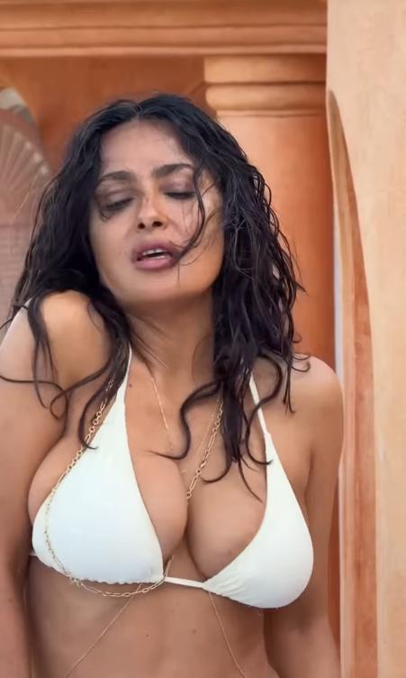Imagini senzaționale cu Salma Hayek care sărbătorește dansând în bikini. Actrița are 58 de ani 993162