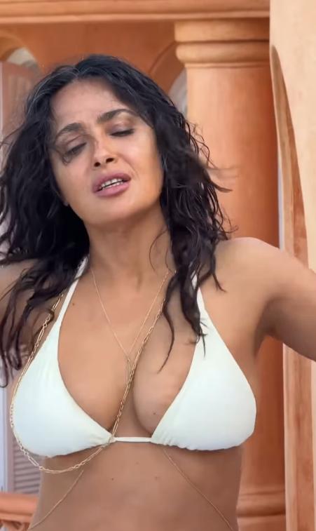 Imagini senzaționale cu Salma Hayek care sărbătorește dansând în bikini. Actrița are 58 de ani 993172