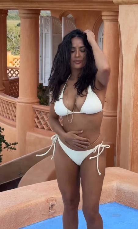 Imagini senzaționale cu Salma Hayek care sărbătorește dansând în bikini. Actrița are 58 de ani 993173