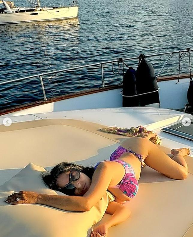 Imagini senzaționale cu Salma Hayek care sărbătorește dansând în bikini. Actrița are 58 de ani 993176