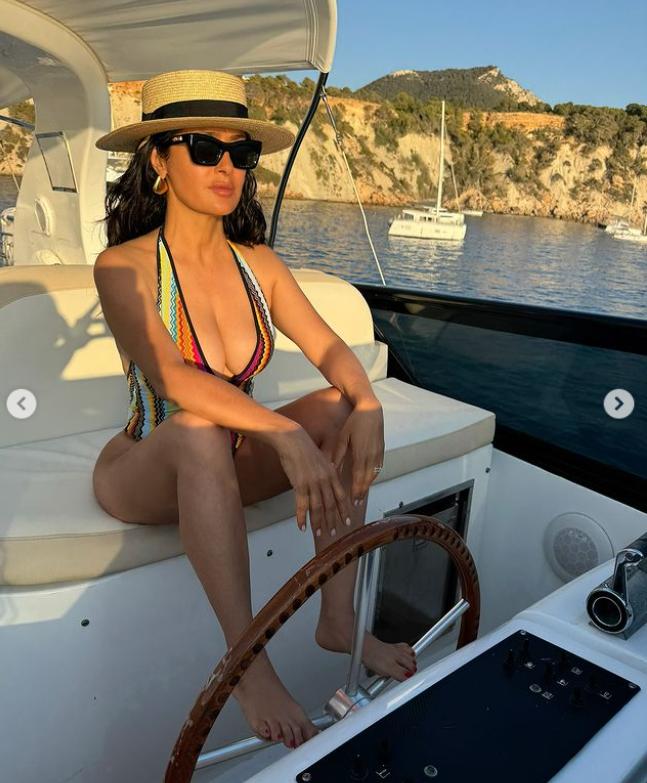 Imagini senzaționale cu Salma Hayek care sărbătorește dansând în bikini. Actrița are 58 de ani 993184