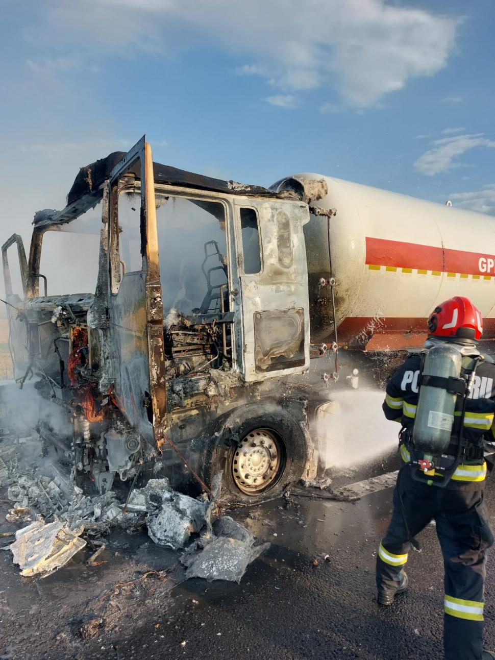 O cisternă încărcată cu GPL a luat foc pe autostrada A7. A fost trimis un mesaj Ro-Alert populaţiei 993375