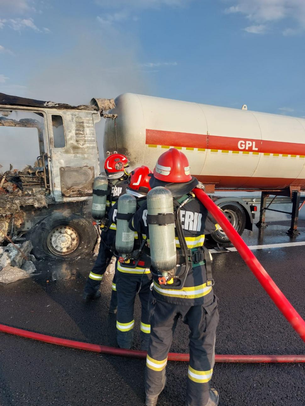 O cisternă încărcată cu GPL a luat foc pe autostrada A7. A fost trimis un mesaj Ro-Alert populaţiei 993376