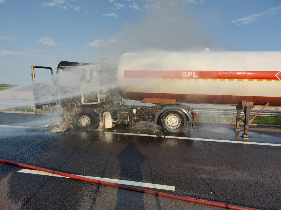 O cisternă încărcată cu GPL a luat foc pe autostrada A7. A fost trimis un mesaj Ro-Alert populaţiei 993377