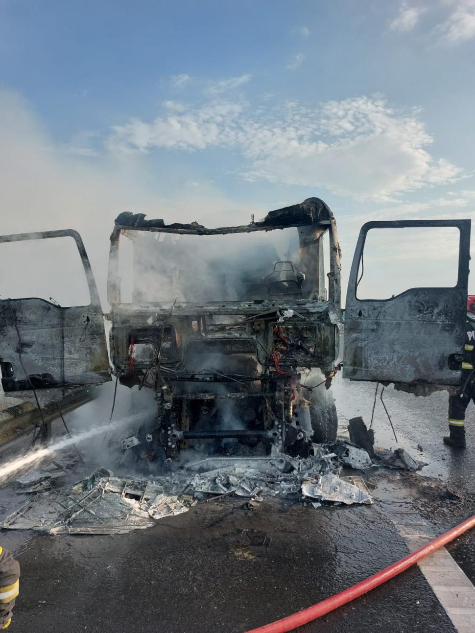 O cisternă încărcată cu GPL a luat foc pe autostrada A7. A fost trimis un mesaj Ro-Alert populaţiei 993378