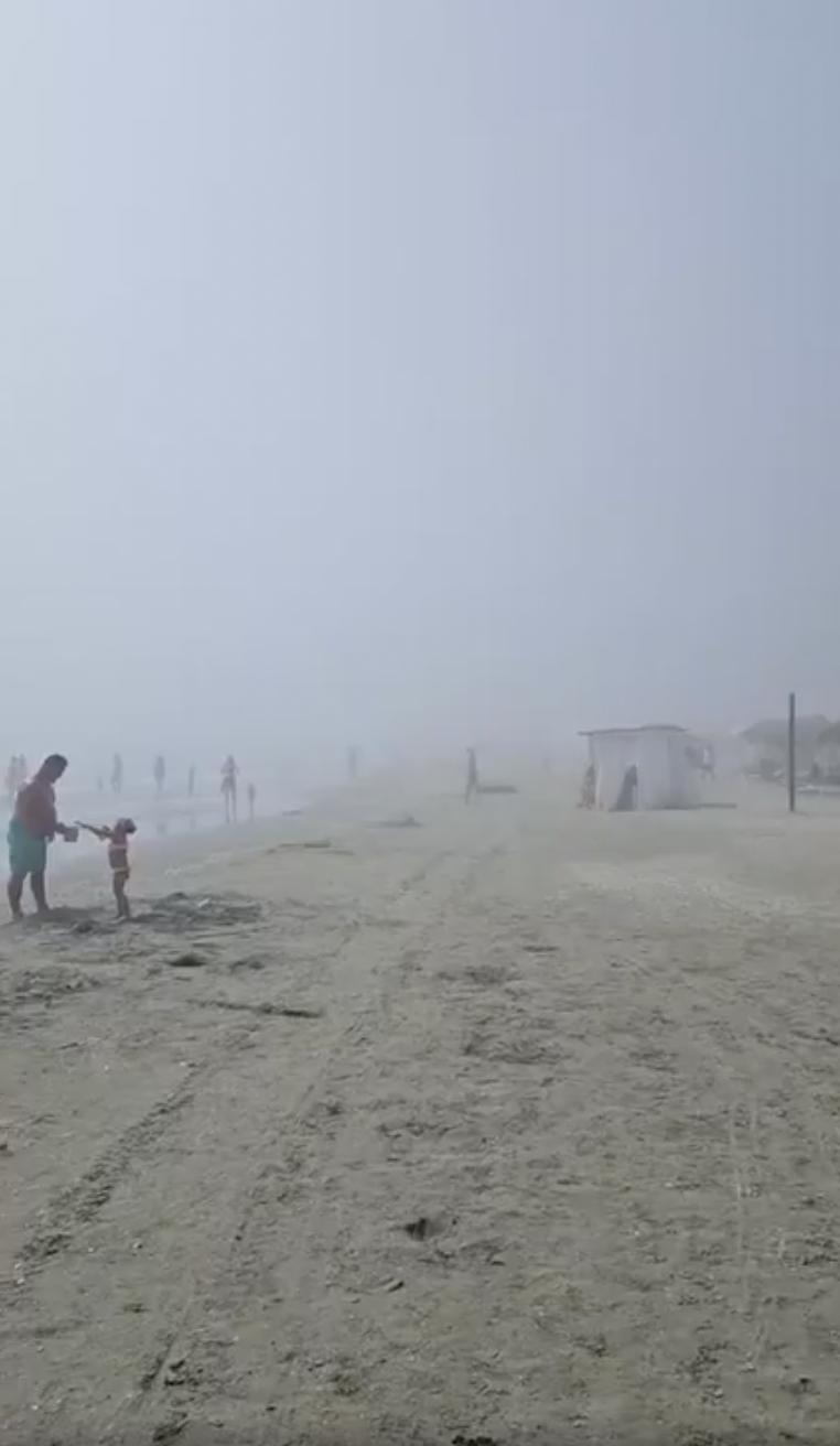 Peisaj de toamnă la mare, în plină vară: Ceața densă a întunecat plaja, ANM a emis alertă meteo. Cum se explică fenomenul ciudat 993144