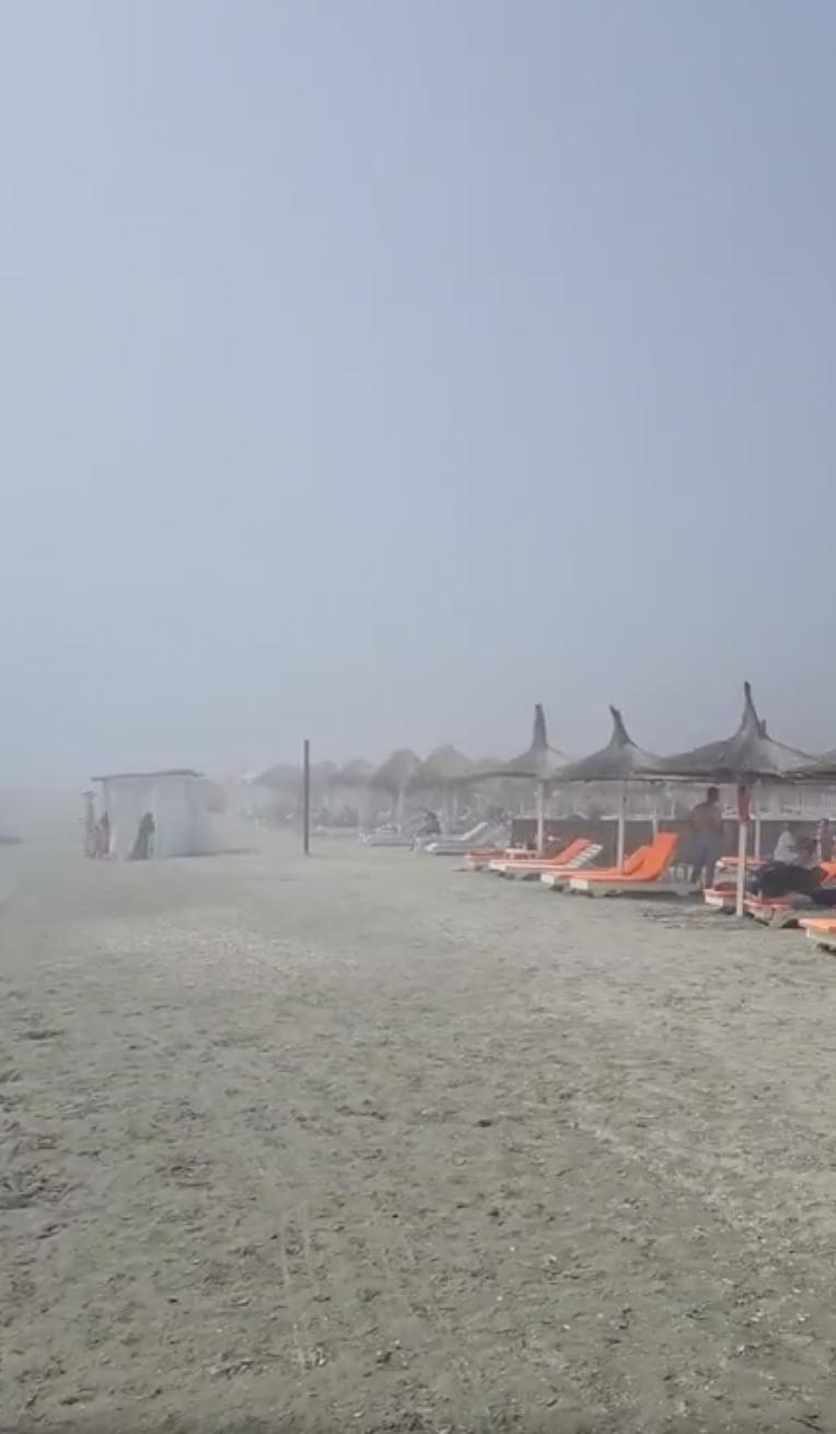 Peisaj de toamnă la mare, în plină vară: Ceața densă a întunecat plaja, ANM a emis alertă meteo. Cum se explică fenomenul ciudat 993145