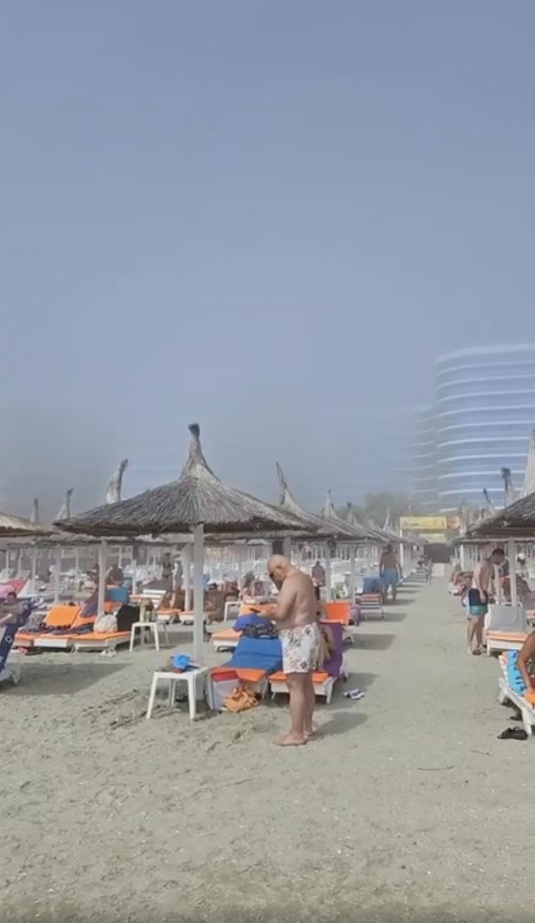Peisaj de toamnă la mare, în plină vară: Ceața densă a întunecat plaja, ANM a emis alertă meteo. Cum se explică fenomenul ciudat 993146