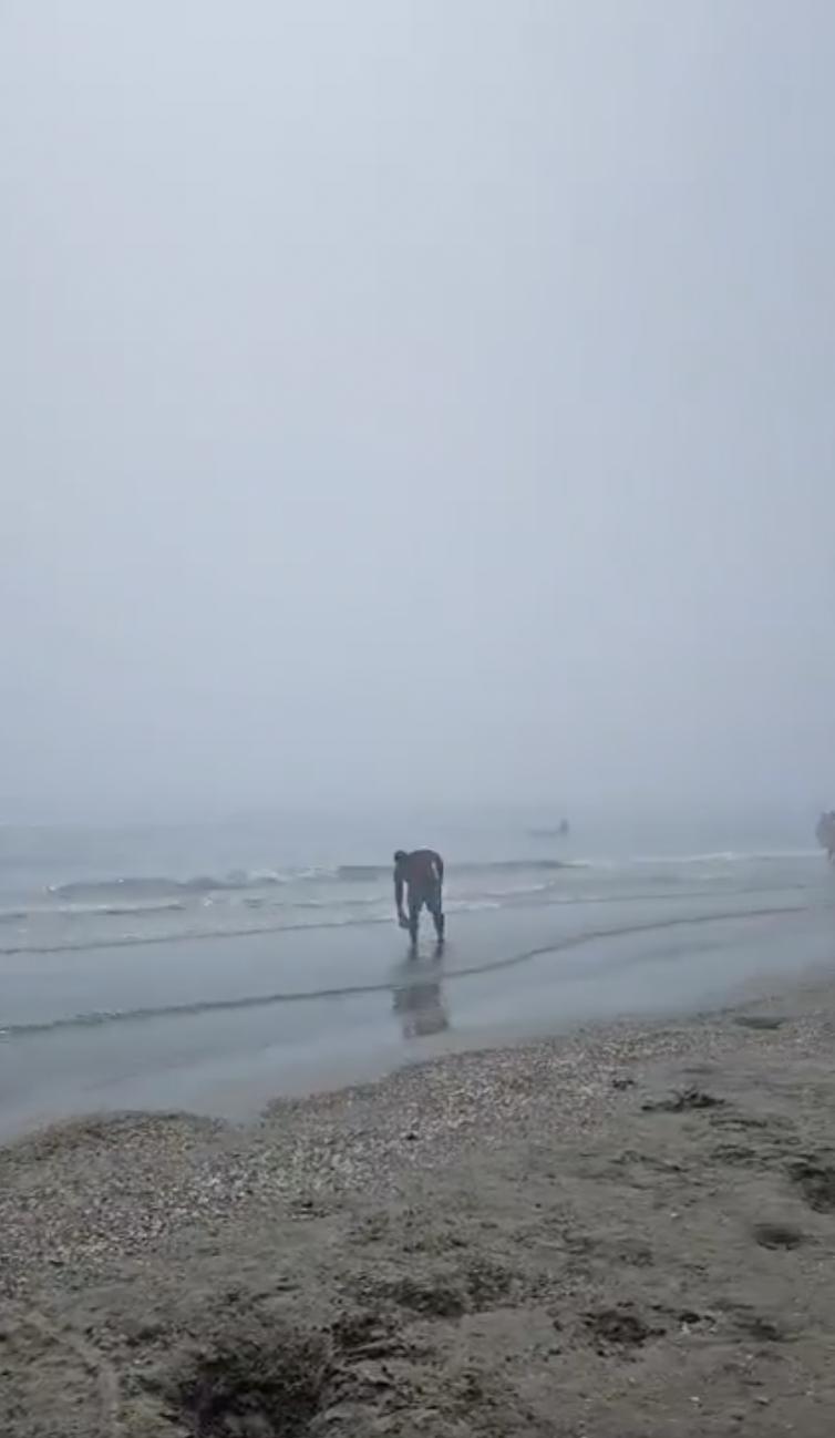Peisaj de toamnă la mare, în plină vară: Ceața densă a întunecat plaja, ANM a emis alertă meteo. Cum se explică fenomenul ciudat 993147
