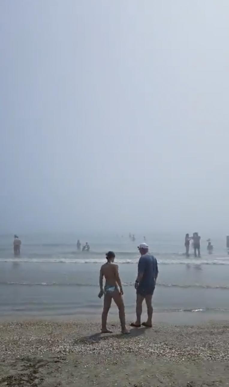 Peisaj de toamnă la mare, în plină vară: Ceața densă a întunecat plaja, ANM a emis alertă meteo. Cum se explică fenomenul ciudat 993148