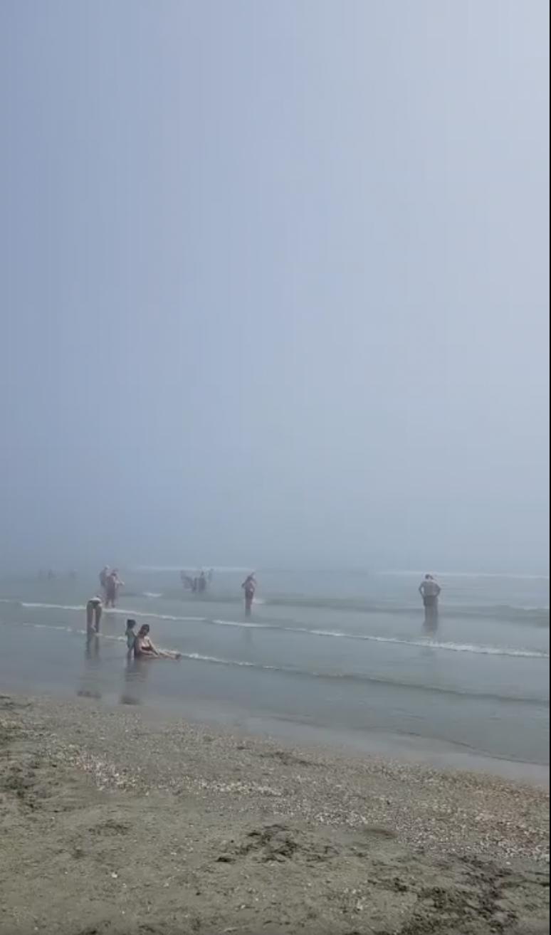 Peisaj de toamnă la mare, în plină vară: Ceața densă a întunecat plaja, ANM a emis alertă meteo. Cum se explică fenomenul ciudat 993149