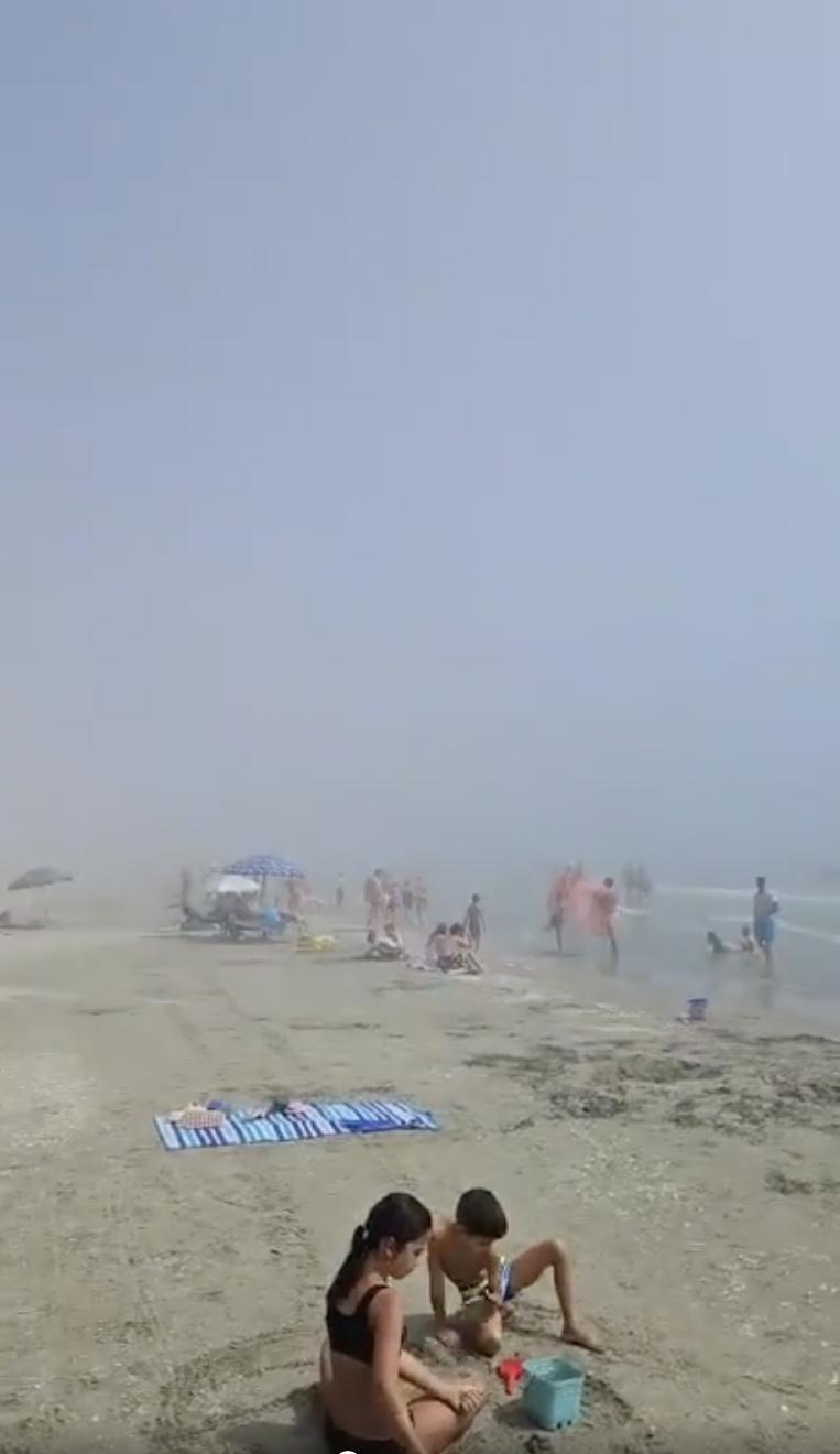 Peisaj de toamnă la mare, în plină vară: Ceața densă a întunecat plaja, ANM a emis alertă meteo. Cum se explică fenomenul ciudat 993150