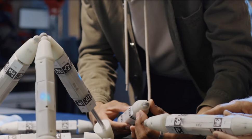 Au apărut roboții care se repară singuri și cresc consumând alți roboți. Cum arată invențiile care se comportă ca „Transformers” 992097