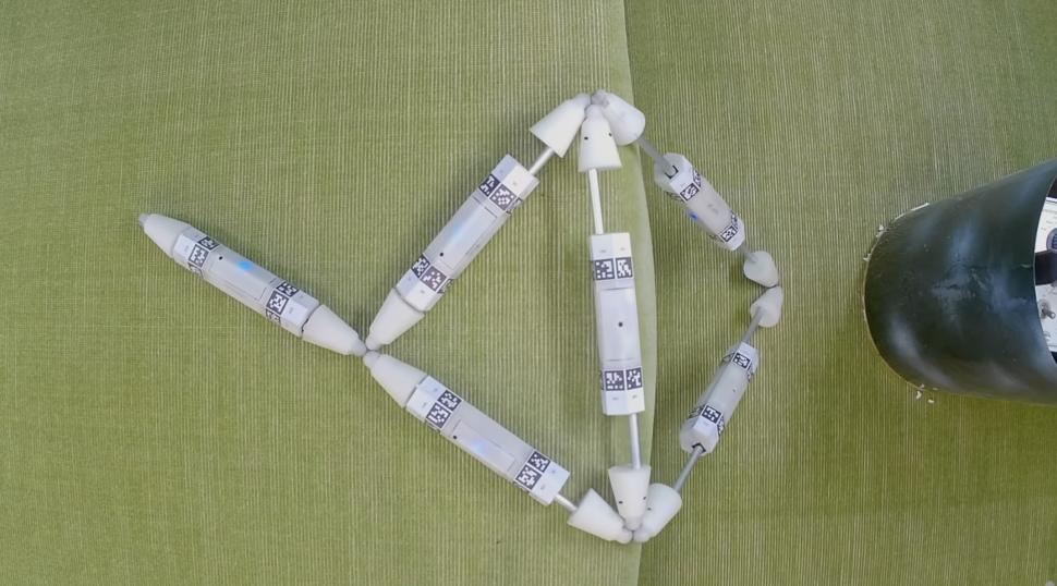 Au apărut roboții care se repară singuri și cresc consumând alți roboți. Cum arată invențiile care se comportă ca „Transformers” 992098