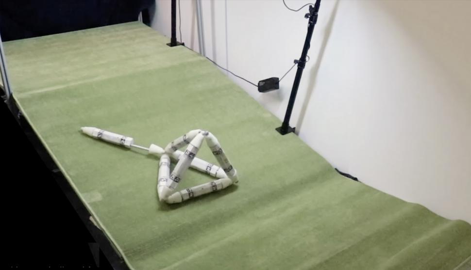 Au apărut roboții care se repară singuri și cresc consumând alți roboți. Cum arată invențiile care se comportă ca „Transformers” 992101