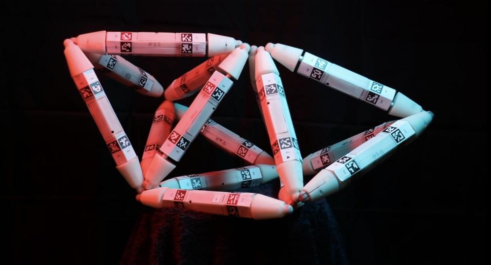 Au apărut roboții care se repară singuri și cresc consumând alți roboți. Cum arată invențiile care se comportă ca „Transformers” 992102