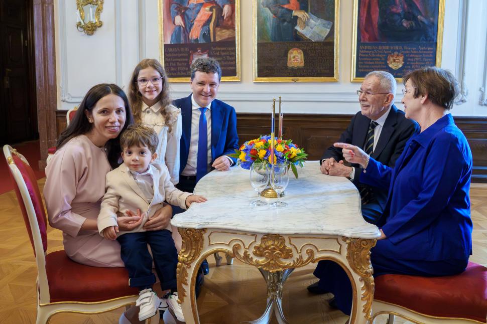 Copiii lui Nicușor Dan au atras toate privirile în Austria. Sâmbătă, cei mici au rămas la hotel. Mirabela Grădinaru: „Le-a plăcut mult” 993447