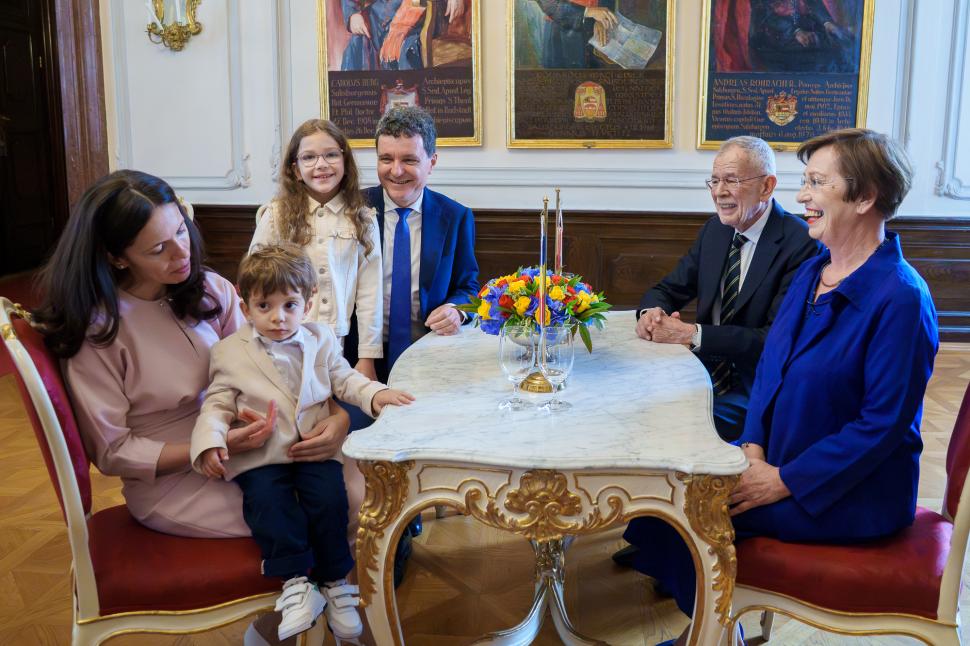 Copiii lui Nicușor Dan au atras toate privirile în Austria. Sâmbătă, cei mici au rămas la hotel. Mirabela Grădinaru: „Le-a plăcut mult” 993448