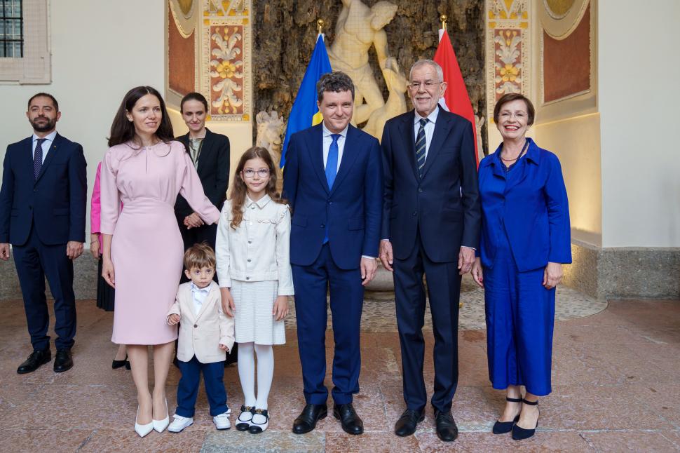 Copiii lui Nicușor Dan au atras toate privirile în Austria. Sâmbătă, cei mici au rămas la hotel. Mirabela Grădinaru: „Le-a plăcut mult” 993449