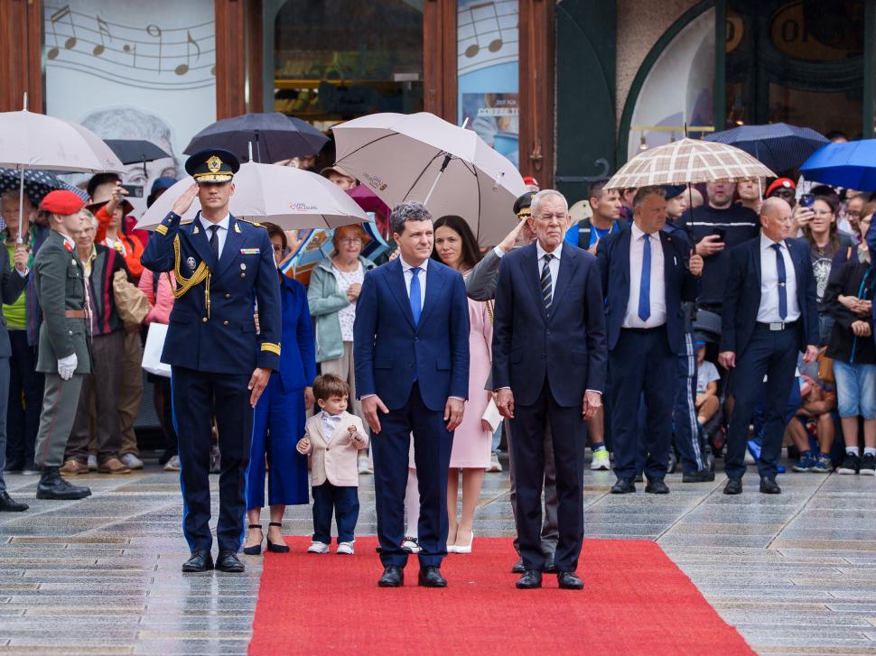 Copiii lui Nicușor Dan au atras toate privirile în Austria. Sâmbătă, cei mici au rămas la hotel. Mirabela Grădinaru: „Le-a plăcut mult” 993454