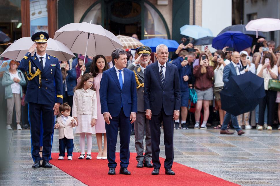 Copiii lui Nicușor Dan au atras toate privirile în Austria. Sâmbătă, cei mici au rămas la hotel. Mirabela Grădinaru: „Le-a plăcut mult” 993456