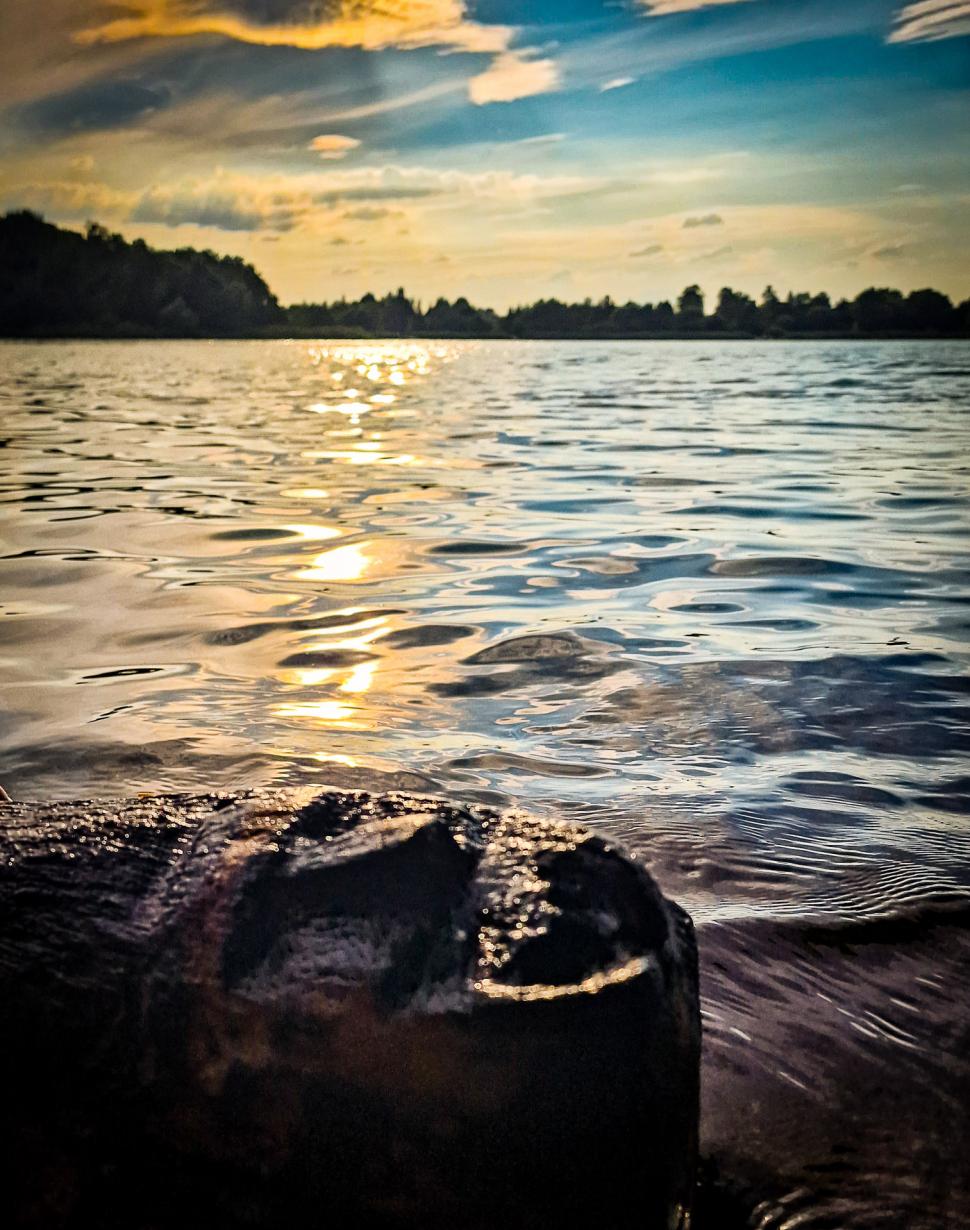 Descoperire uimitoare sub apă: Fața sculptată care a supraviețuit un mileniu. Scafandrii au găsit un chip uman străvechi într-un lac 992446