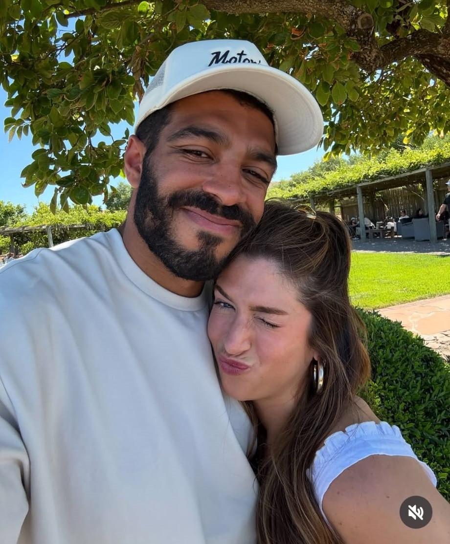 Moment viral pe TikTok. Pasagerul unui avion a luat-o de mână pe o străină, după ce a văzut că are frică de zbor. Cum a reacţionat 993261