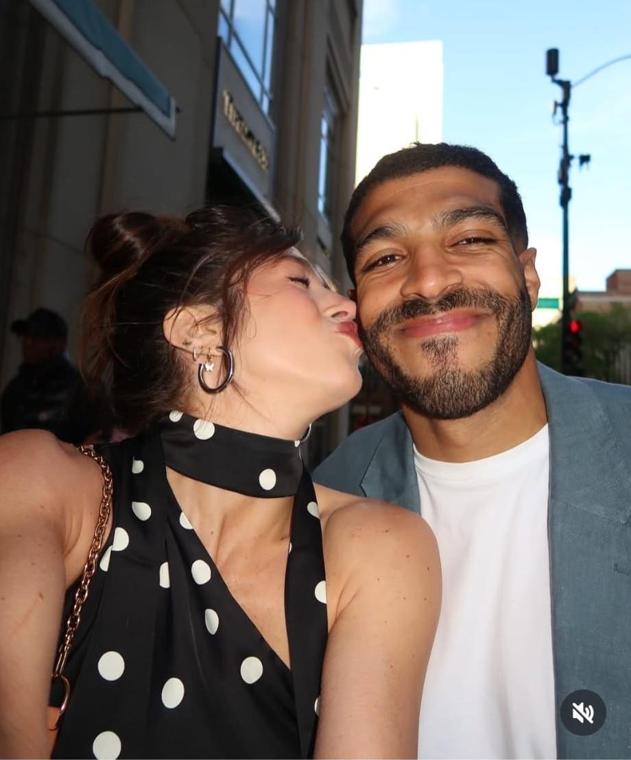 Moment viral pe TikTok. Pasagerul unui avion a luat-o de mână pe o străină, după ce a văzut că are frică de zbor. Cum a reacţionat 993262