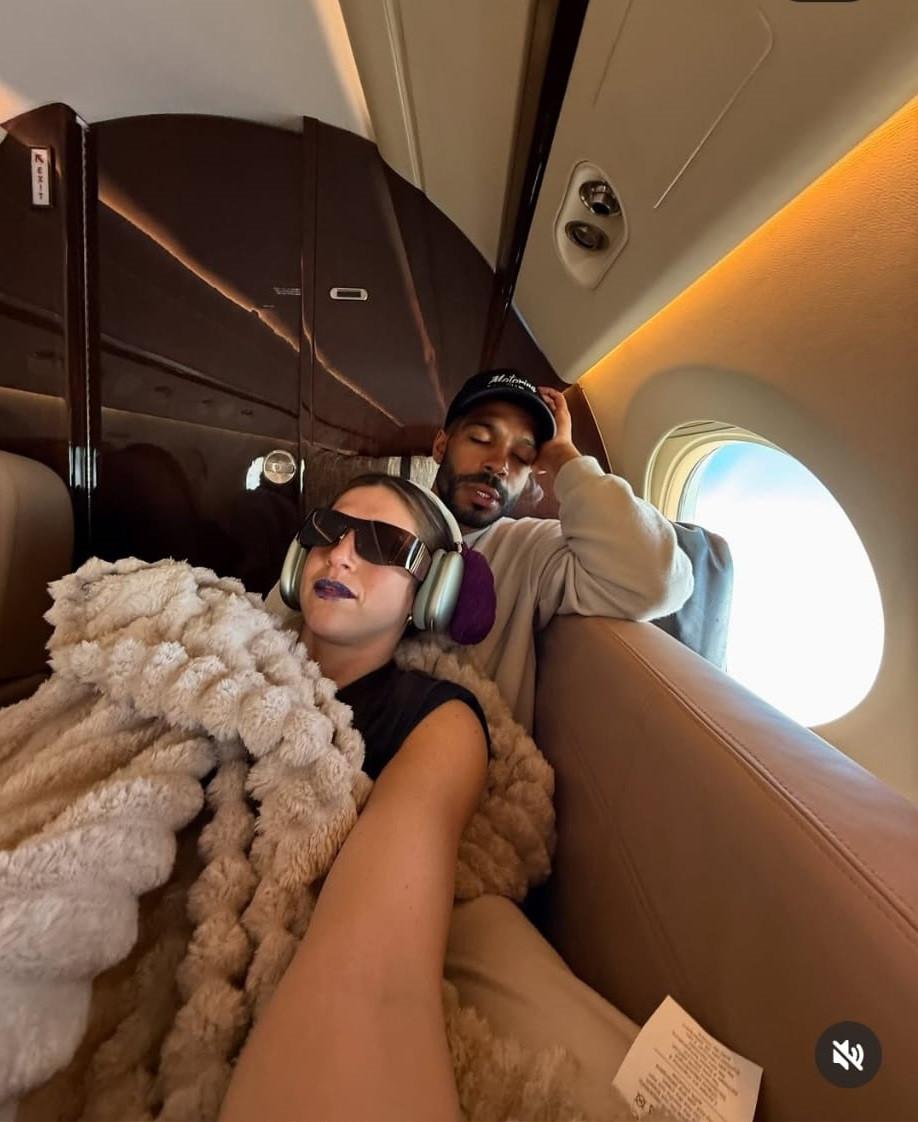 Moment viral pe TikTok. Pasagerul unui avion a luat-o de mână pe o străină, după ce a văzut că are frică de zbor. Cum a reacţionat 993263