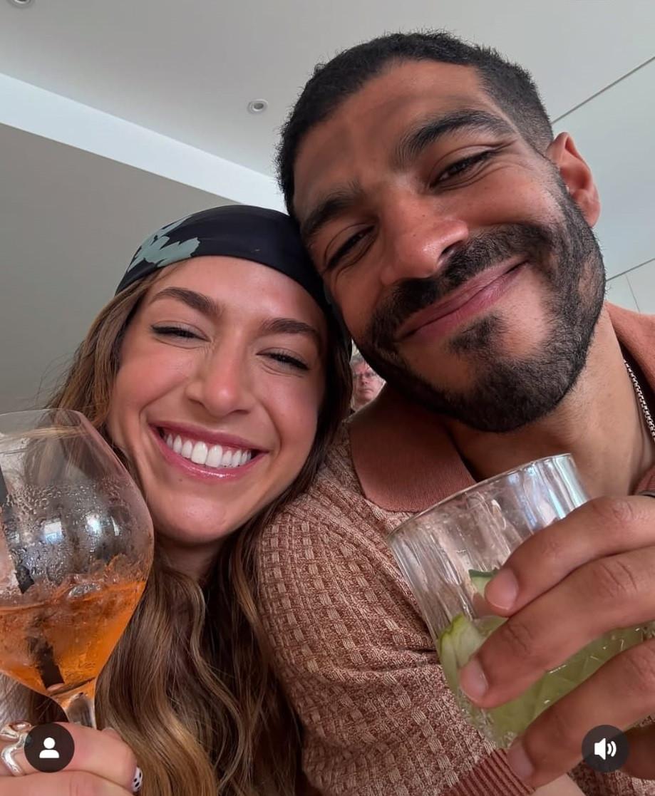 Moment viral pe TikTok. Pasagerul unui avion a luat-o de mână pe o străină, după ce a văzut că are frică de zbor. Cum a reacţionat 993264