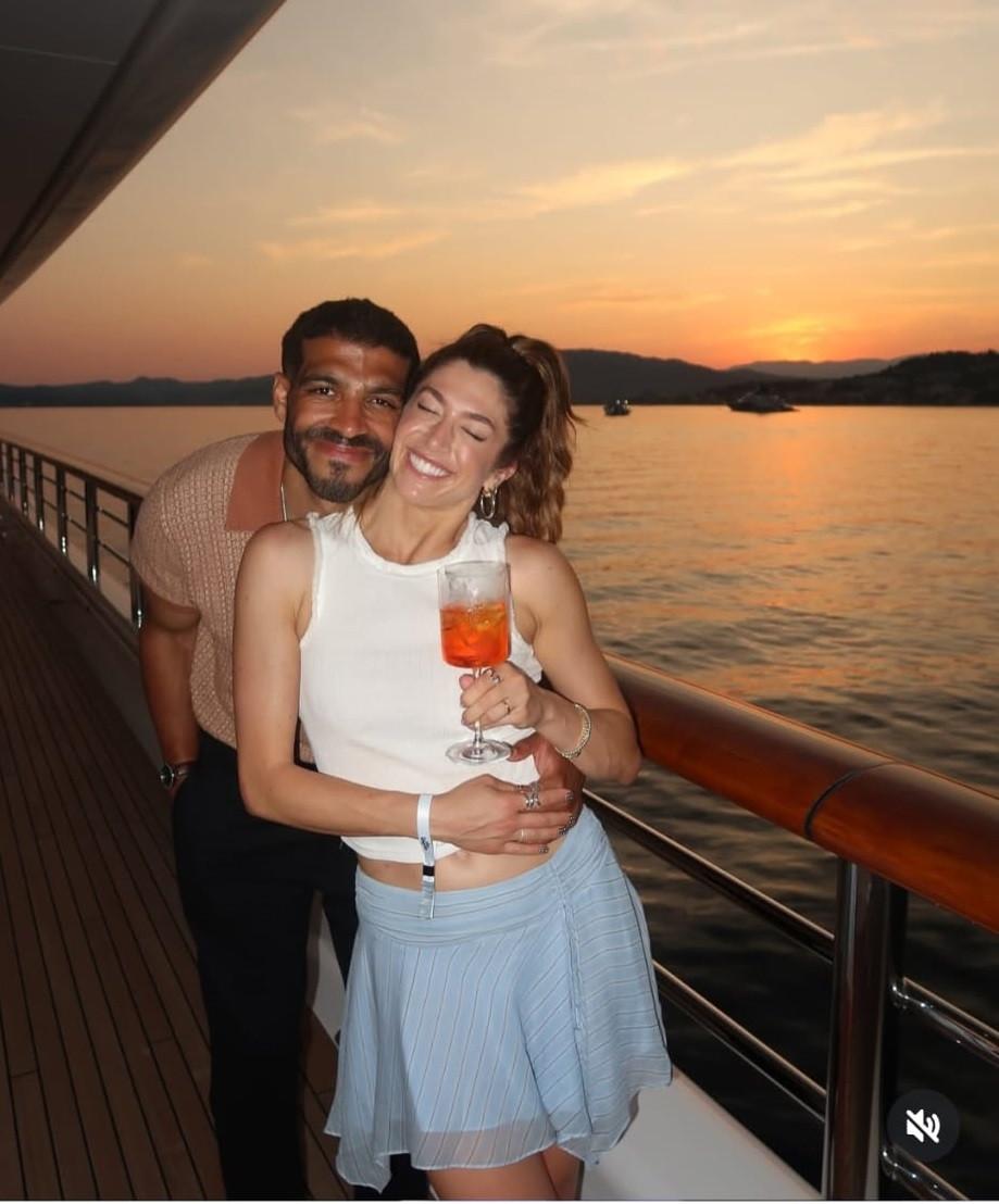 Moment viral pe TikTok. Pasagerul unui avion a luat-o de mână pe o străină, după ce a văzut că are frică de zbor. Cum a reacţionat 993265