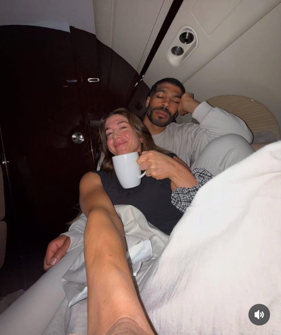 Moment viral pe TikTok. Pasagerul unui avion a luat-o de mână pe o străină, după ce a văzut că are frică de zbor. Cum a reacţionat 993270