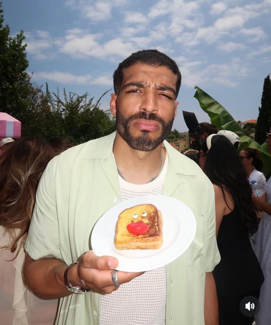 Moment viral pe TikTok. Pasagerul unui avion a luat-o de mână pe o străină, după ce a văzut că are frică de zbor. Cum a reacţionat 993272