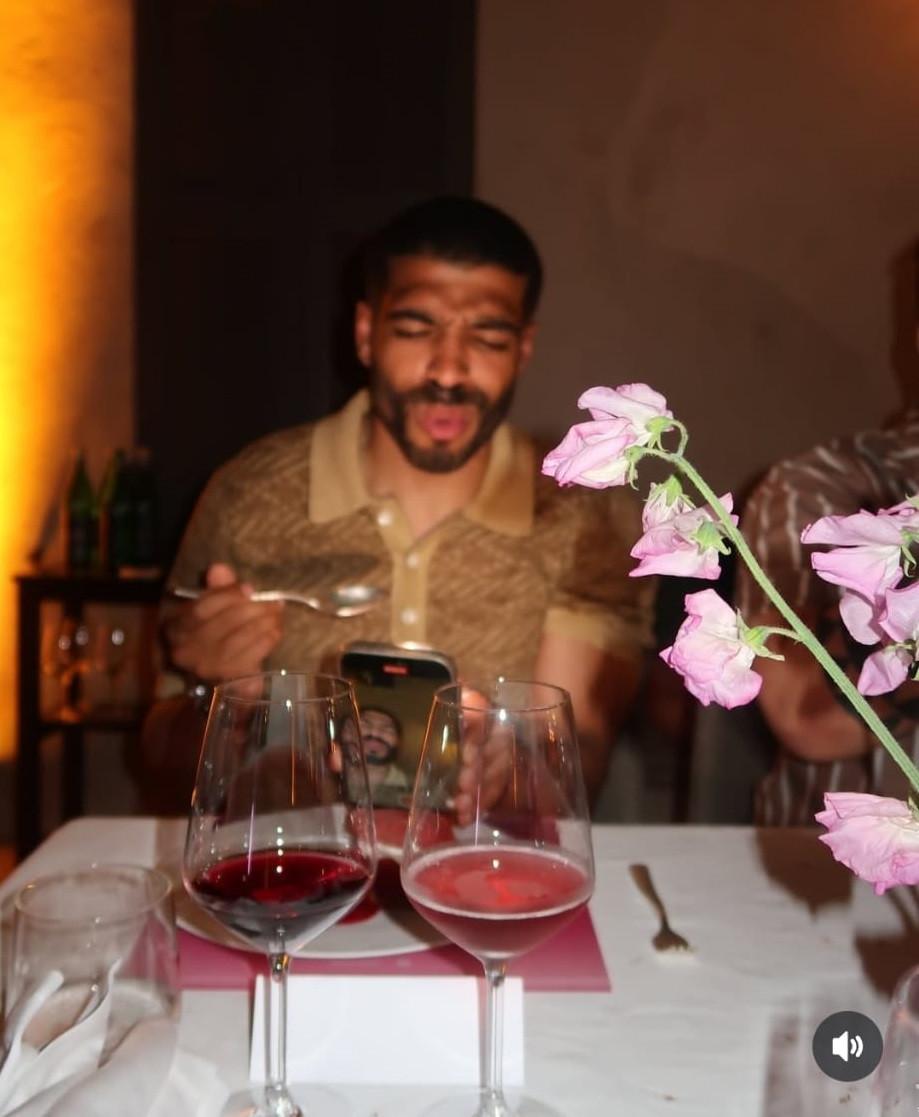 Moment viral pe TikTok. Pasagerul unui avion a luat-o de mână pe o străină, după ce a văzut că are frică de zbor. Cum a reacţionat 993273