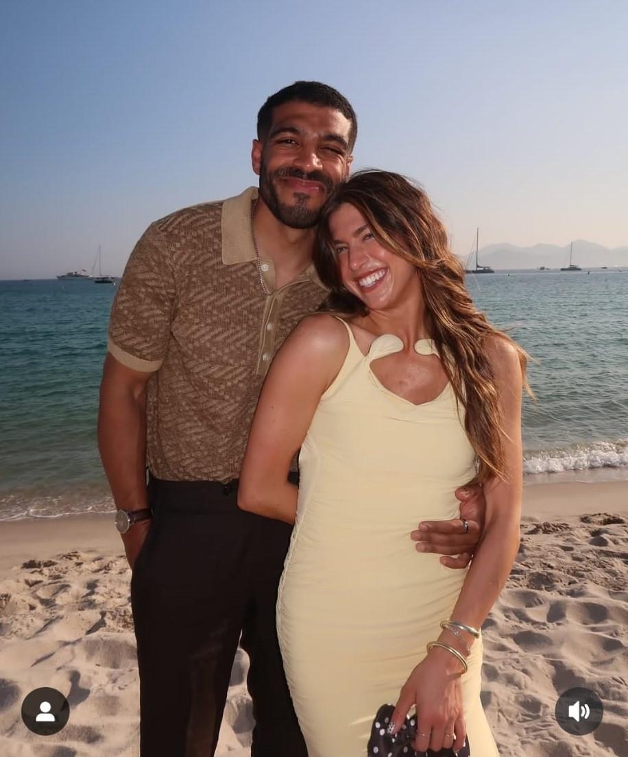 Moment viral pe TikTok. Pasagerul unui avion a luat-o de mână pe o străină, după ce a văzut că are frică de zbor. Cum a reacţionat 993274